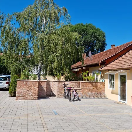 Belvarosi Pihenohaz Bekescsaba Exterior photo